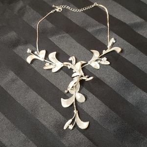 Pretty floral and rhinestone necklace. Very dainty